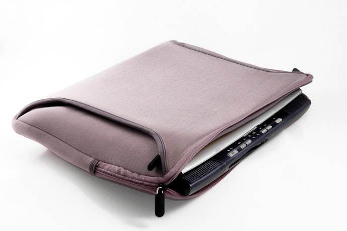 What’s the Difference Between a Rolling Laptop Bag and Other Laptop-Carrying Options?
