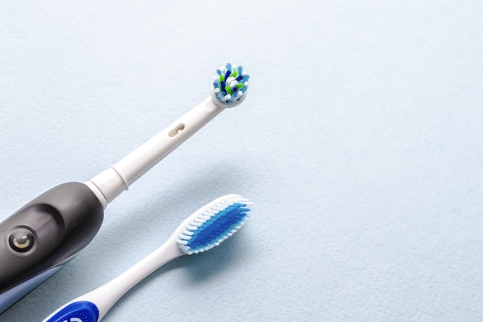 Why Choose a Manual Toothbrush Over an Electric One?