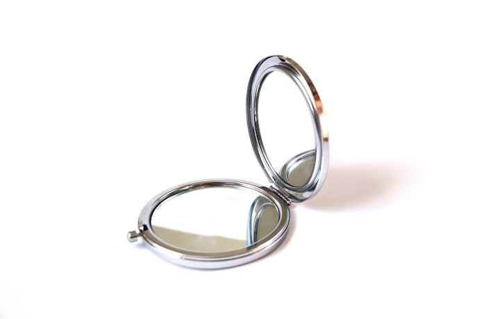 See How the Mirror Opens and Closes