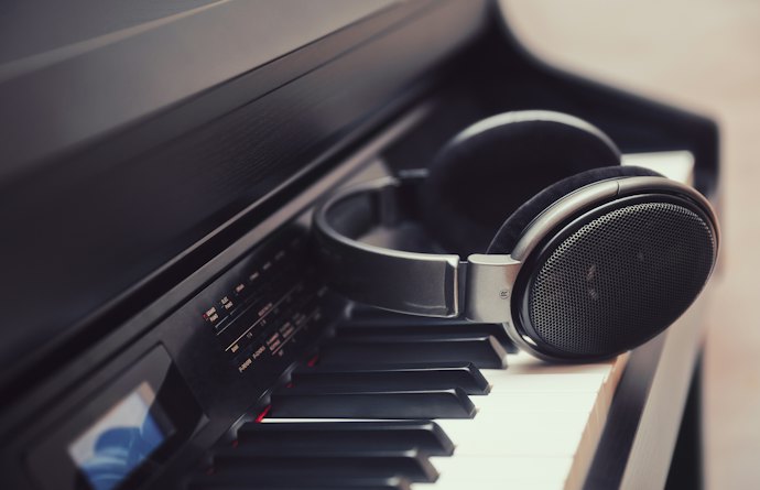 Check if the Electric Piano Can Connect to Other Devices
