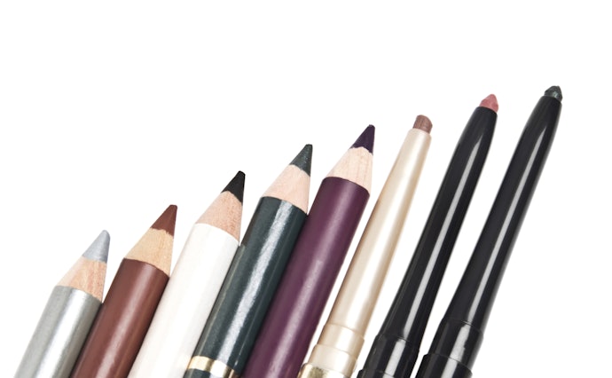 Decide Between Retractable and Non-Retractable Pencil Eyeliners