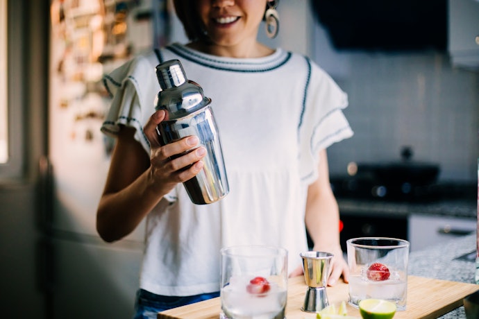 Pick an Insulated Cocktail Shaker to Prevent Your Hands from Getting Cold