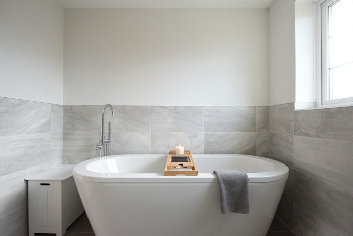 The Tray Should Rest Perfectly on Your Tub
