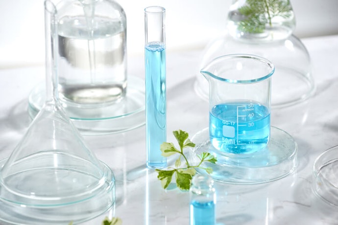 See if There’s Moisturizing Ingredients like Hyaluronic Acid and Ceramides