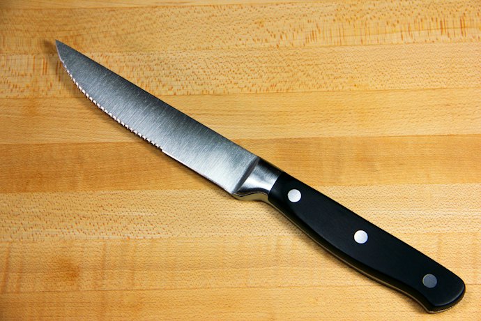 Straight and Serrated Blades Serve Different Purposes