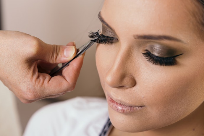 Human Eyelashes for a Natural Look