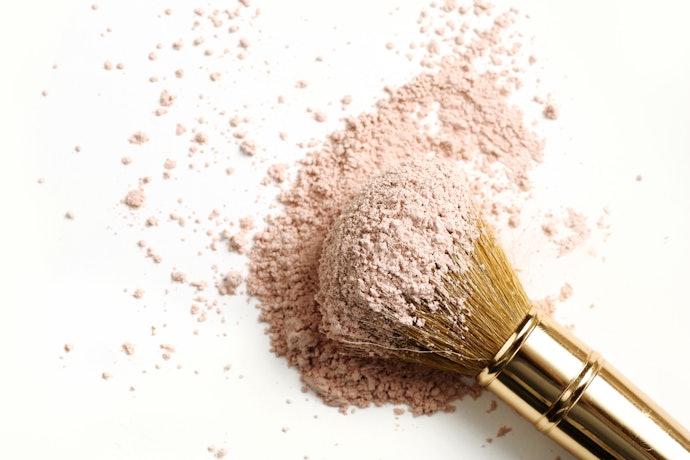 Tinted Powder Conceals Spots and Brightens Your Face