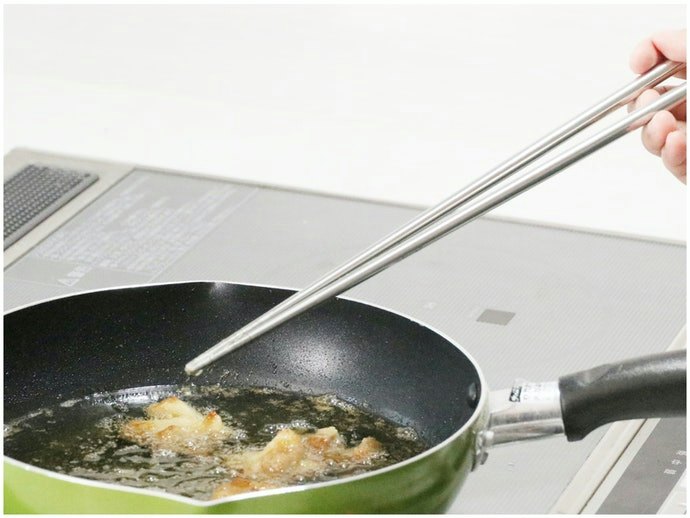 If You Deep or Stir-Fry Often, Consider Chopsticks That Are 11.8 Inches or Longer