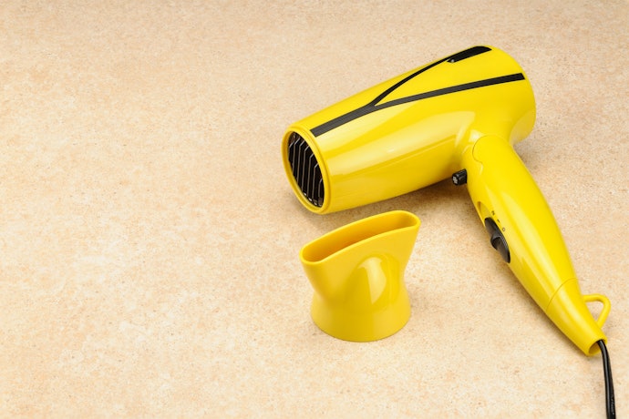 A Concentrator Nozzle Gives Shape and Shiny, Non-Frizzy Hair