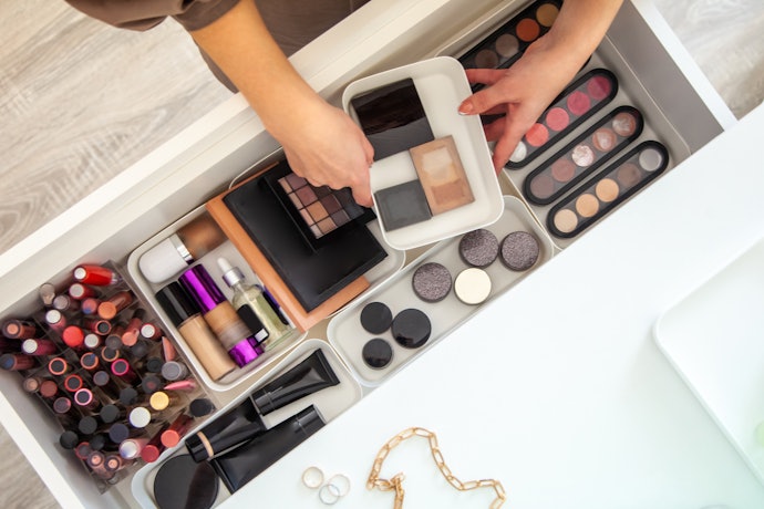 Many Different-Sized Compartments for a Full Makeup Routine