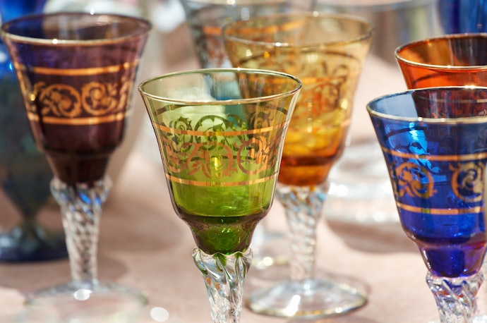 Choose a Color Based on Your Preferences and the Wine Color