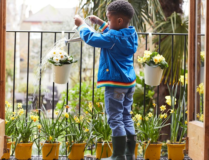 Planters With Brackets Can Hang From Your Railing