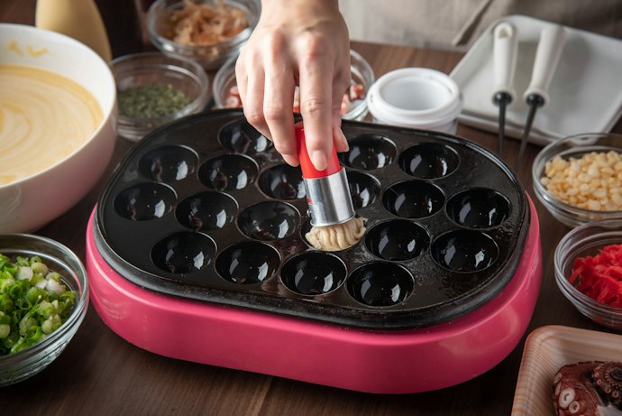 Aluminum or Steel Pans Usually Come With a Non-Stick Coating