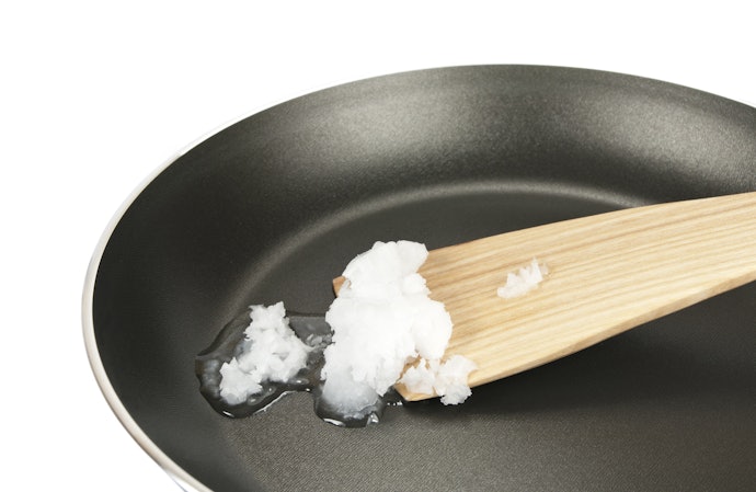 Refined Coconut Oil Has No Distinctive Coconut Taste and Is Good for High Heat Cooking