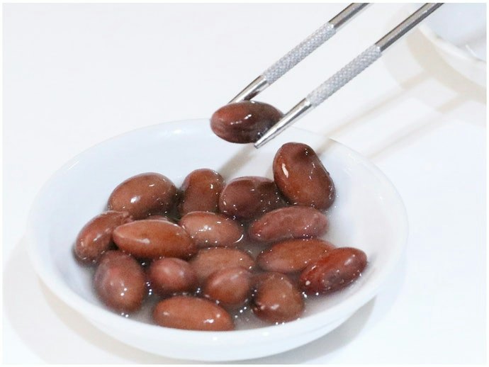 Shorter Cooking Chopsticks Are Useful for Detailed Work And Plating