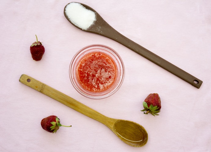 A Gentle Scrub Without Harsh Ingredients for Sensitive Lips