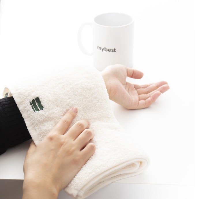 Improve Blood Flow Around Your Eyes With a Hot Towel
