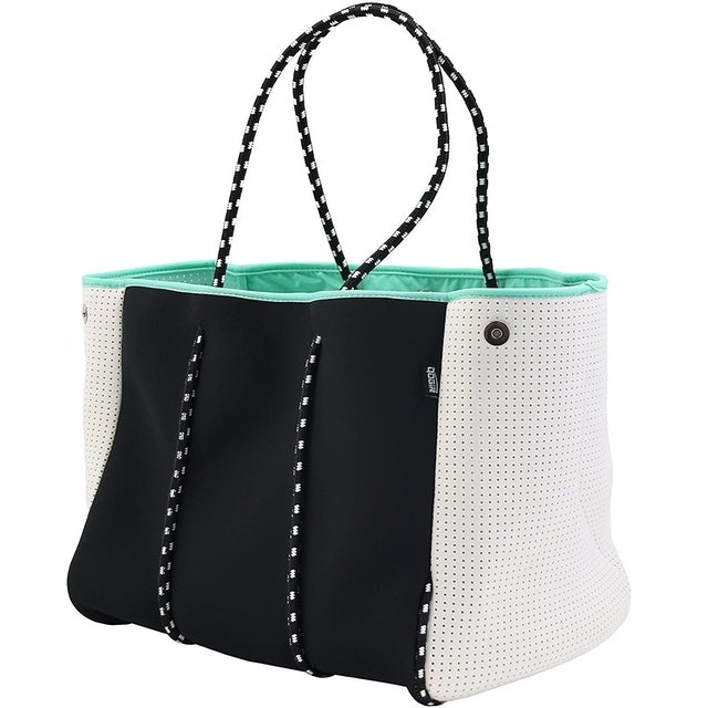 10 Best Beach Totes in 2022 (Hammacher Schlemmer, Mark & Graham, and More) 3