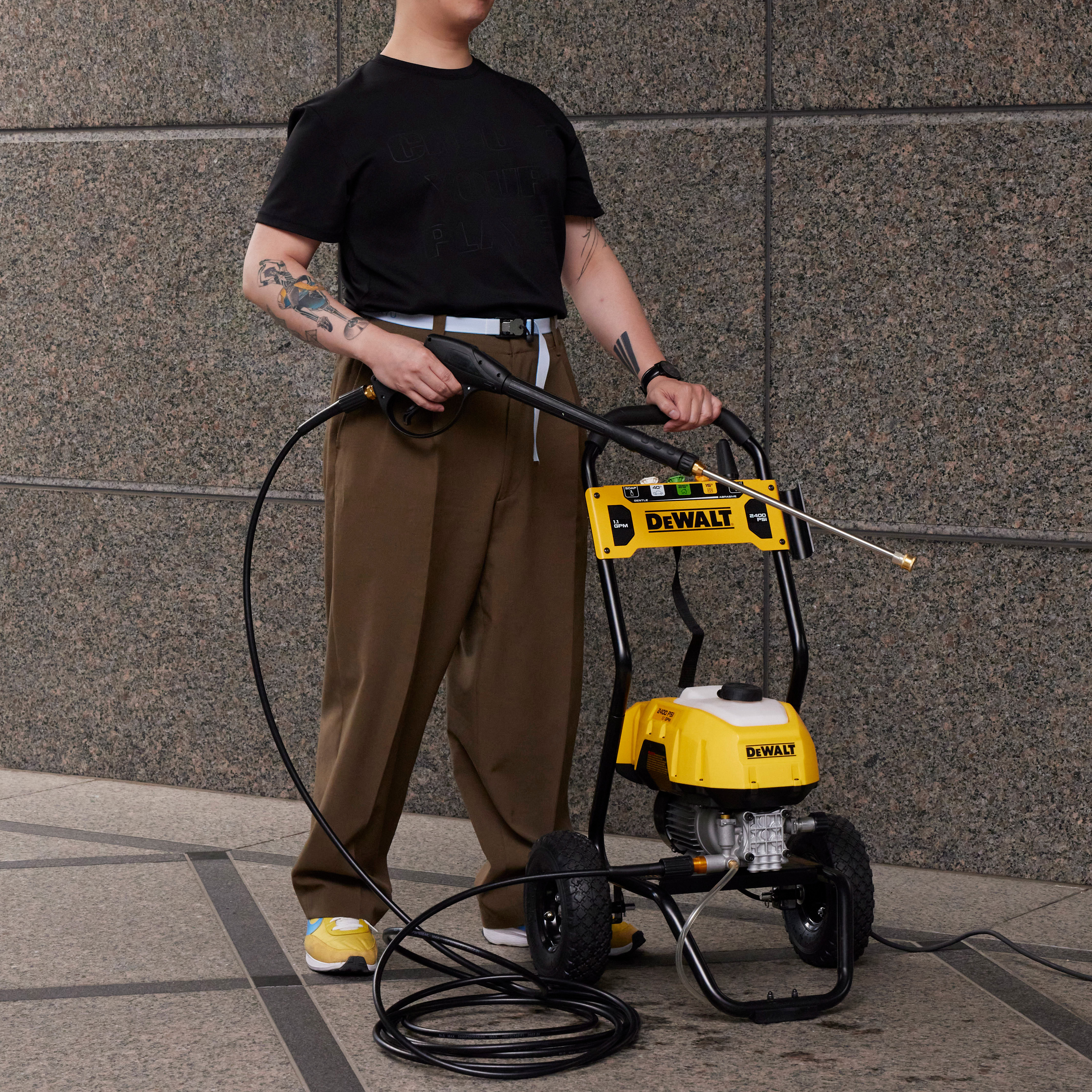 2400 PSI 13 AMP ELECTRIC COLD-WATER PRESSURE WASHER 6