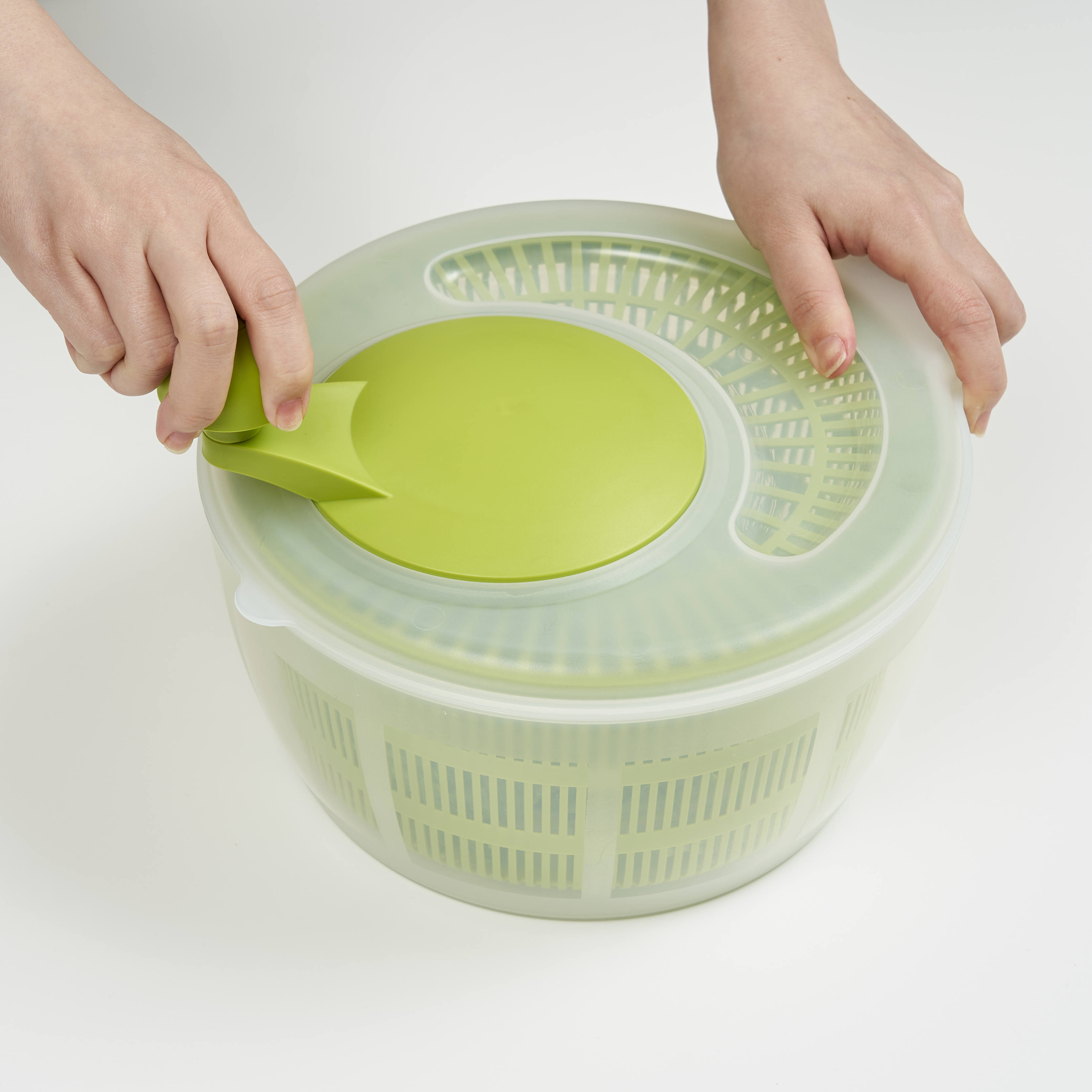 Salad spinner with spout 3
