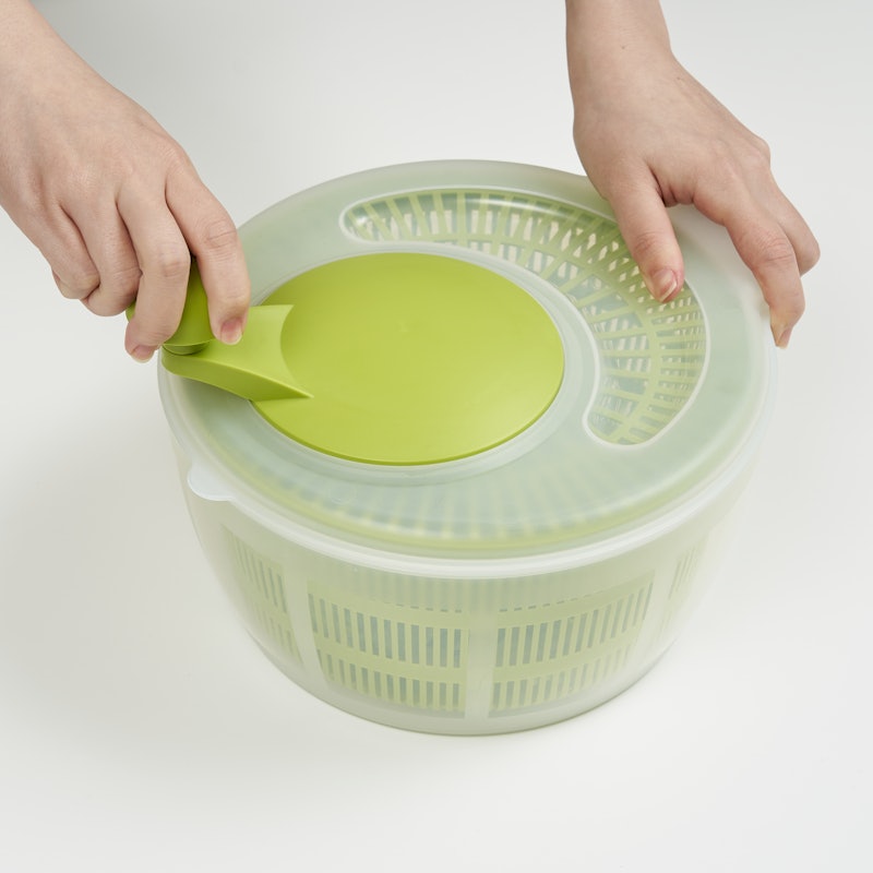 Salad spinner with spout 3