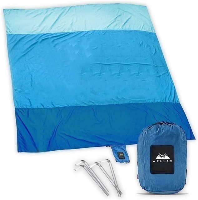 10 Best Picnic Blankets in 2022 (Yodo, Benevolence LA, and More) 4