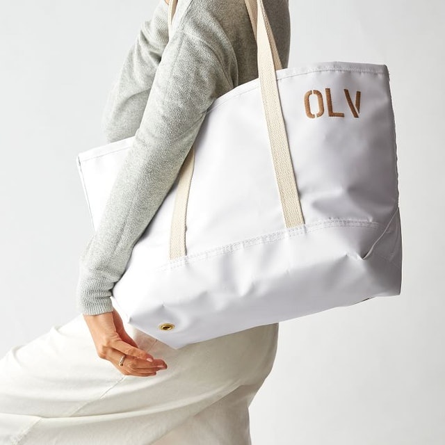 10 Best Beach Totes in 2022 (Hammacher Schlemmer, Mark & Graham, and More) 2