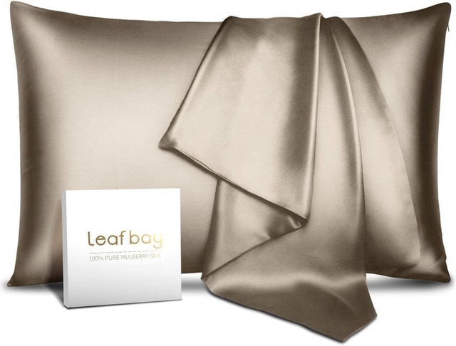 10 Best Silk Pillowcases in 2022 (Ravmix, Yanibest, and More) 3