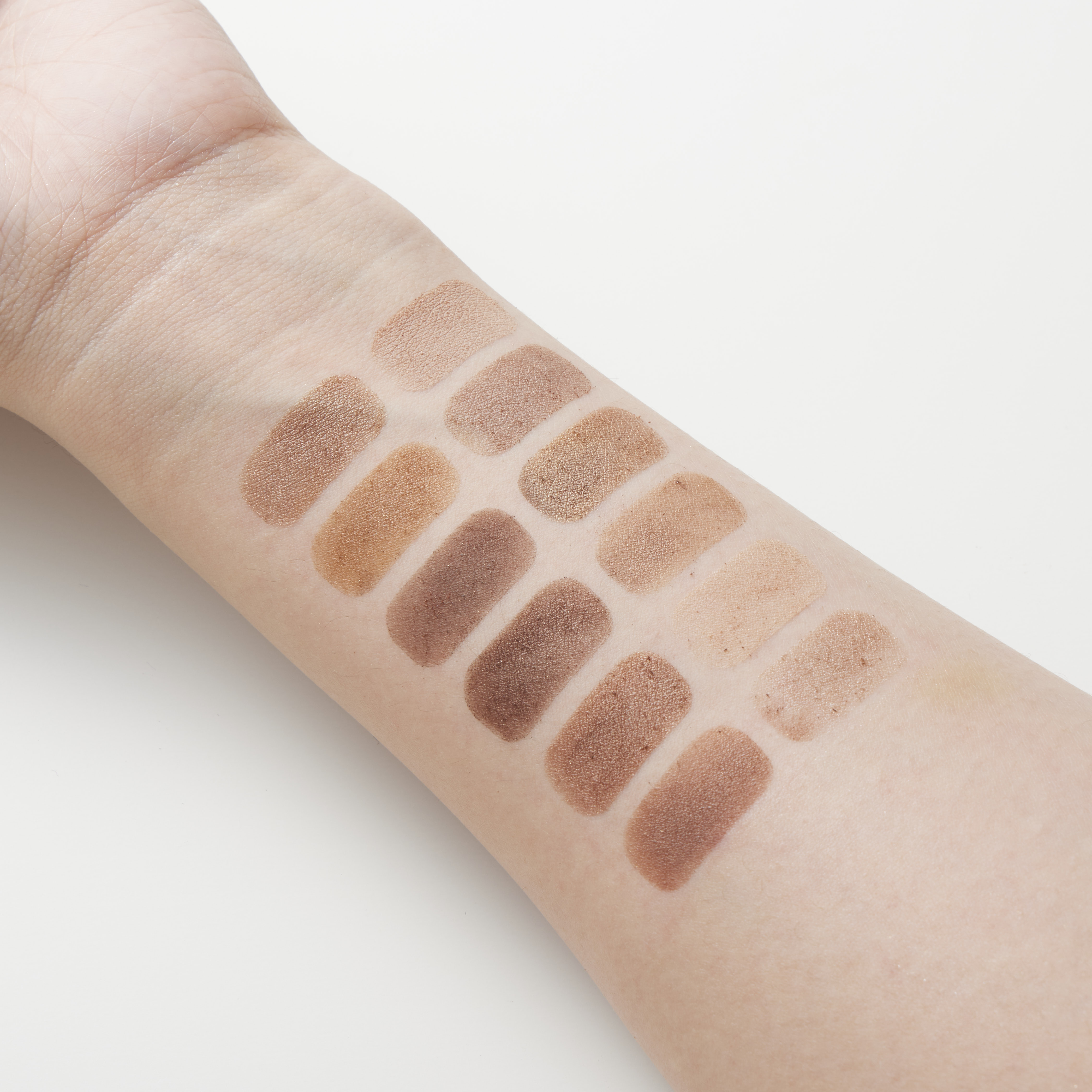 mac cosmetics	CONNECT IN COLOUR EYE SHADOW PALETTE: UNFILTERED NUDES 4