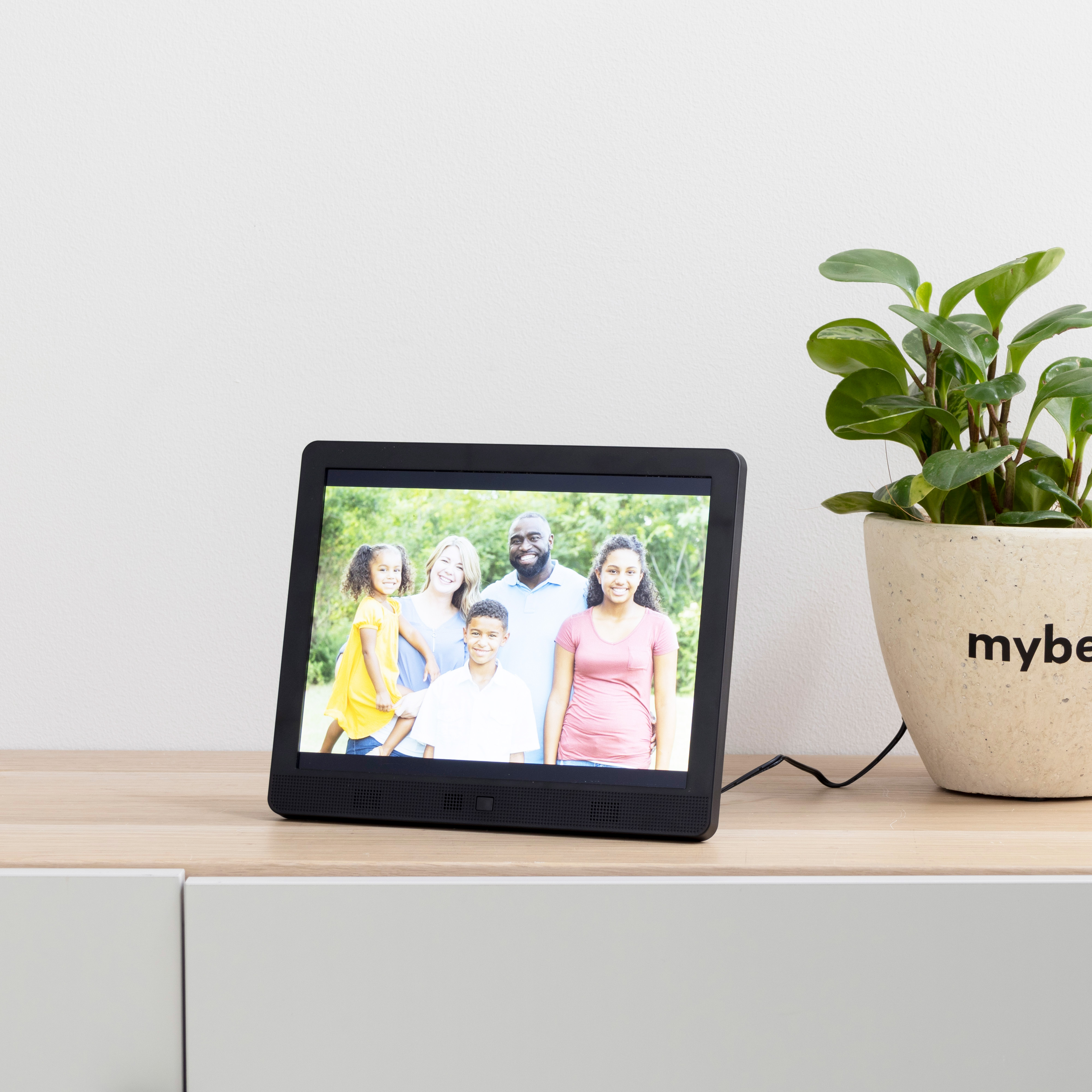 10” Cloud & Wi-Fi Digital Picture Frame 8
