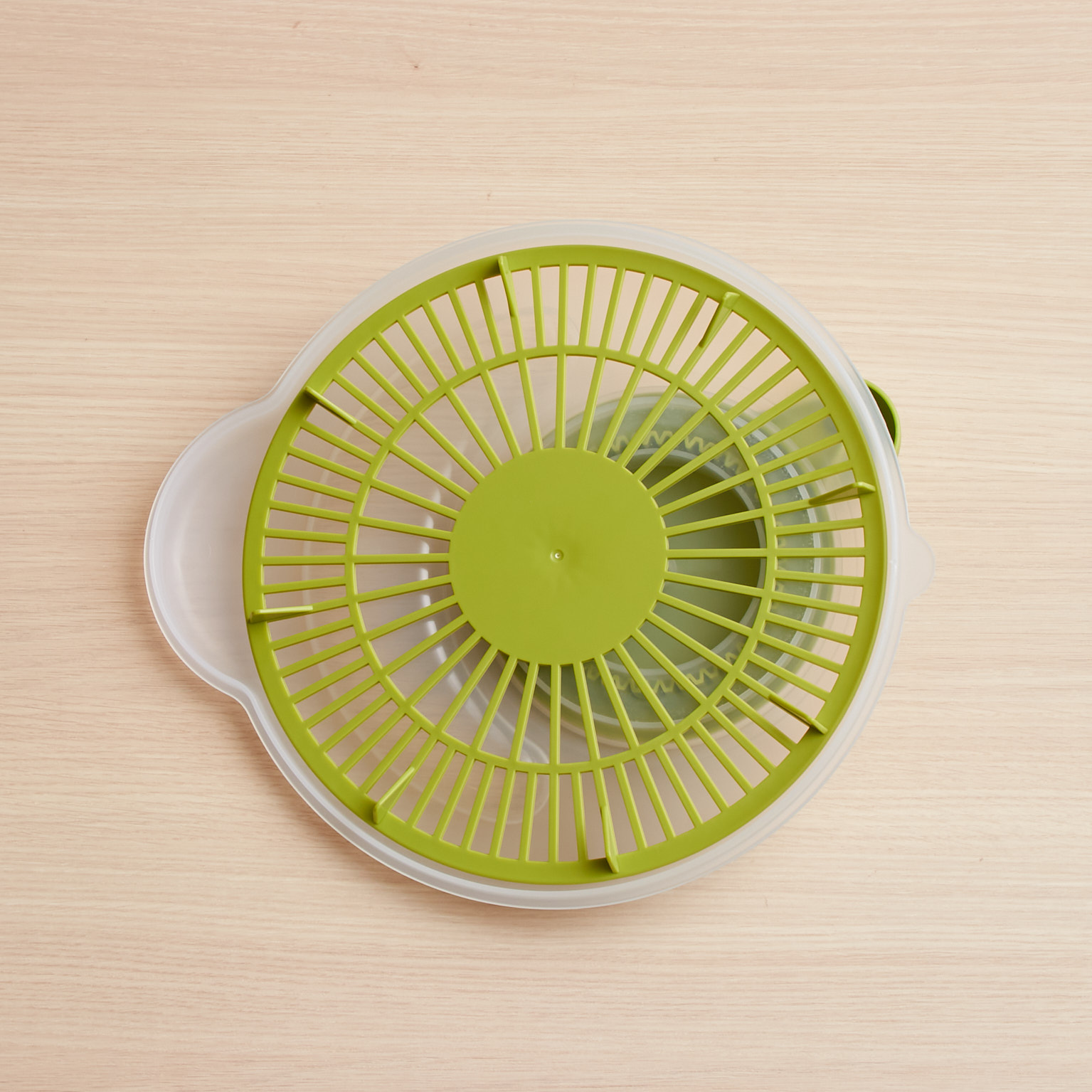 Salad spinner with spout 4