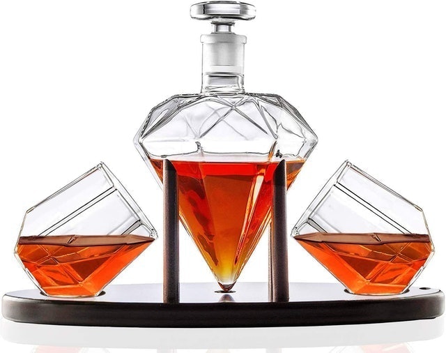 Diamond-Shaped Decanter With Two Diamond Glasses 1