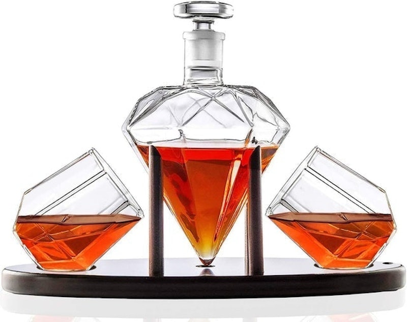 Diamond-Shaped Decanter With Two Diamond Glasses 1