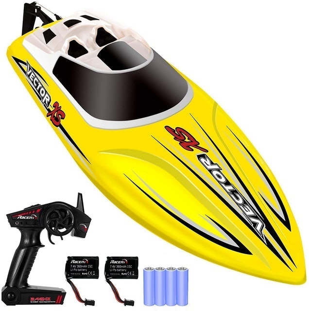 10 Best Remote Control Boats for the Pool in 2022 (Force1, Yezi, and More) 2
