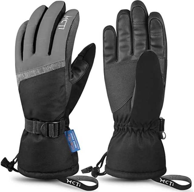 10 Best Women's Snowboard Gloves in 2022 (Carhartt, Andorra, and More) 1