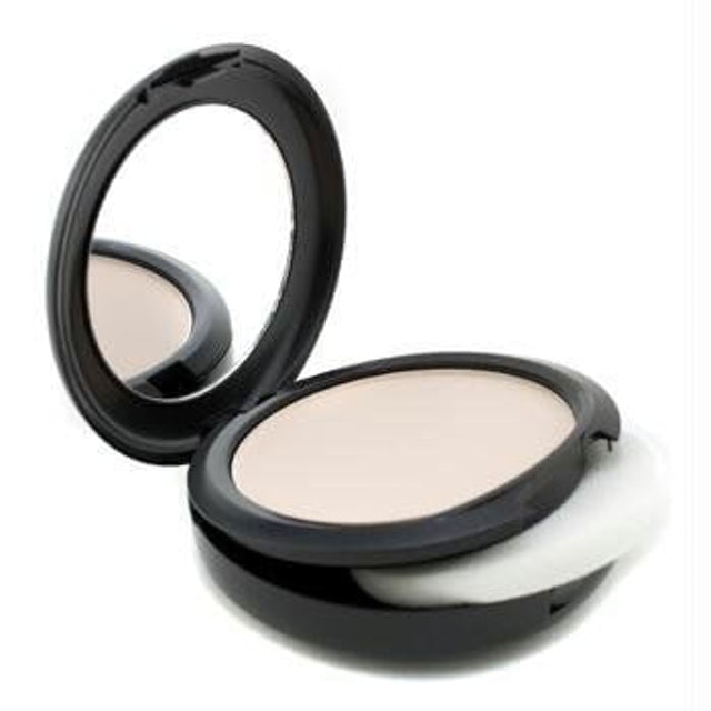 10 Best Powder Foundations in 2022 (Makeup Artist-Reviewed) 1