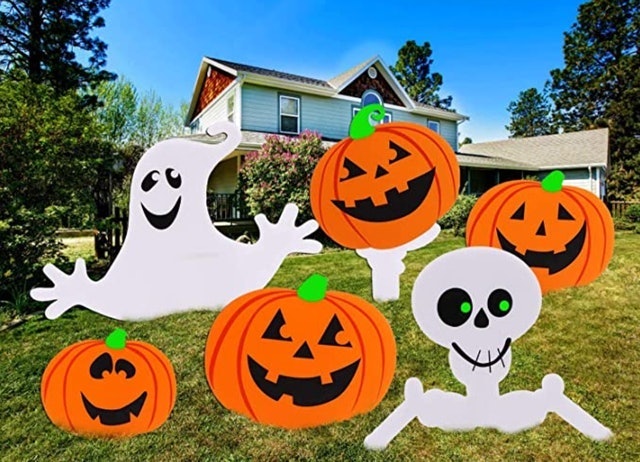 10 Best Outdoor Halloween Decorations in 2022 (Goosh, Moon Boat, and More) 4