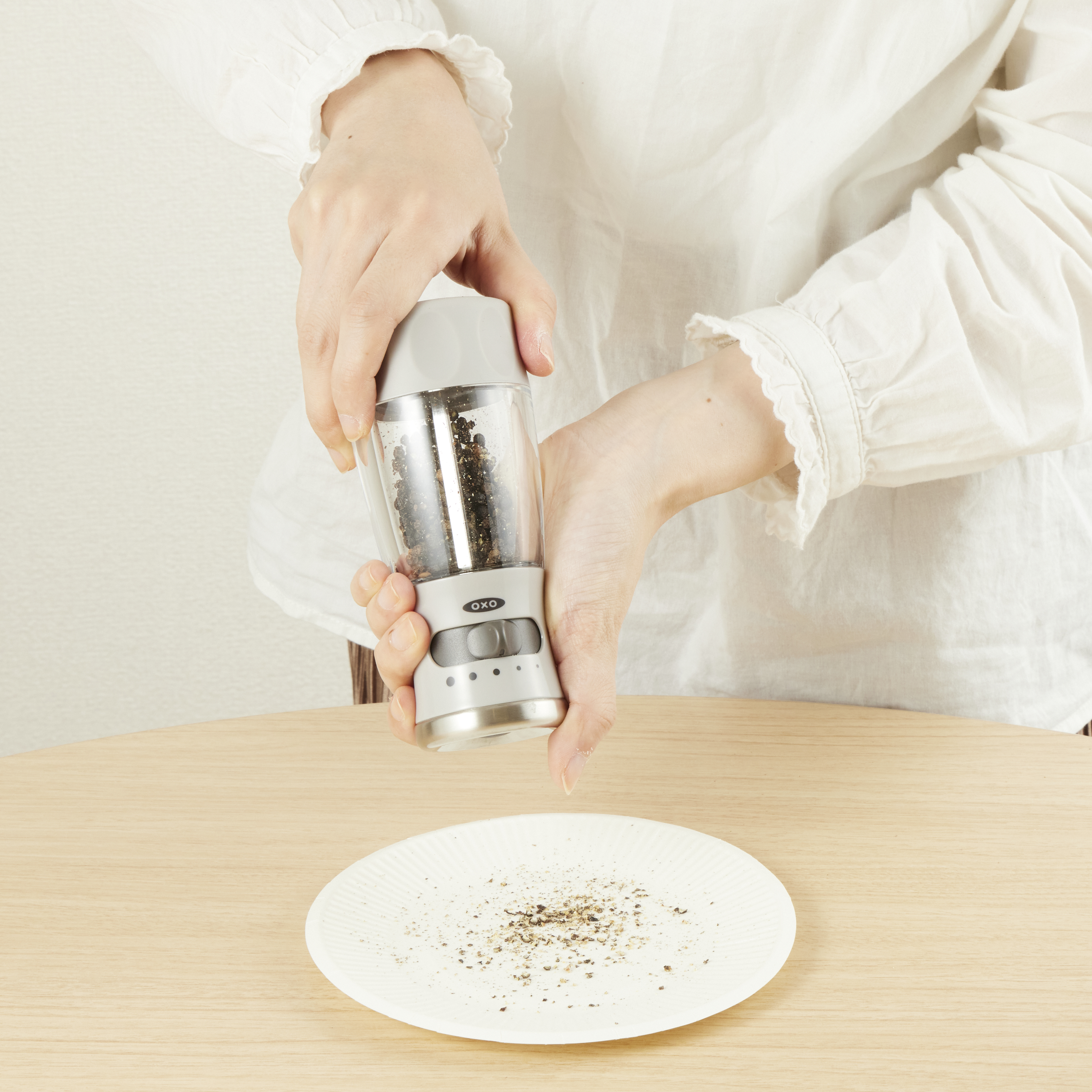 Good Grips Mess-Free Pepper Grinder 6