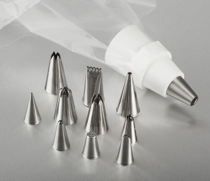 Storage Boxes and Icing Tools Can Make It Easier to Use