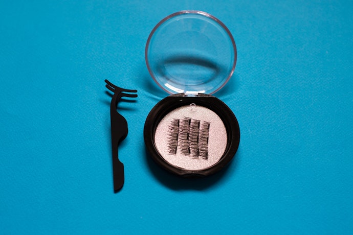 Choose Magnetic Lashes With an Applicator Clip for Ease of Use