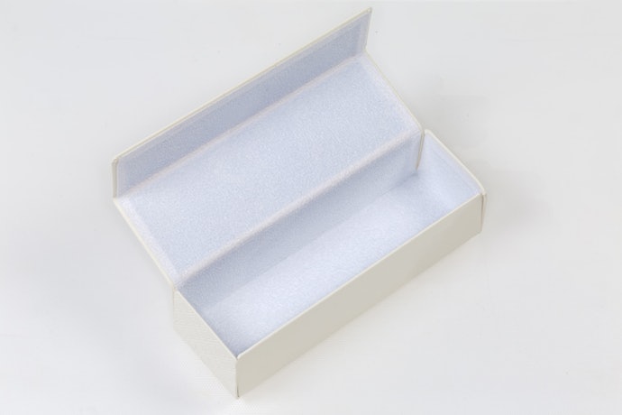 If You Store Your Case With Other Objects, Look For an Internal Closure Mechanism to Avoid Damaging Them