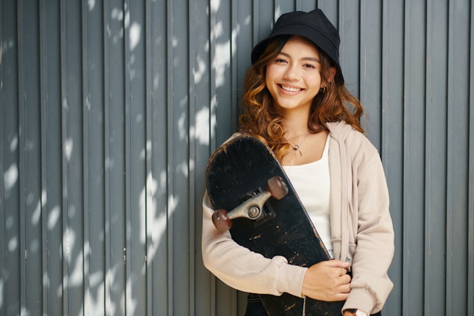 How should a bucket hat be sized for the best fit?