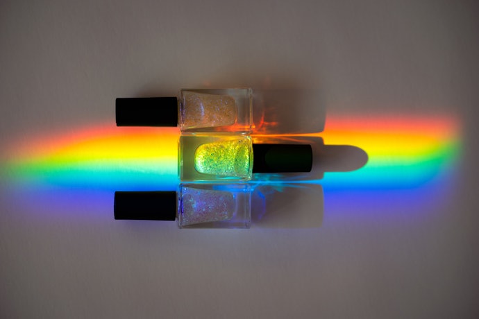 Choose Linear Holo Polish to Make a Dynamic Statement
