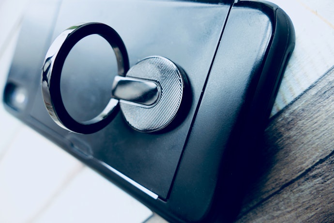 Try a Non-Metal Ring Holder if You Don’t Have a Phone Case
