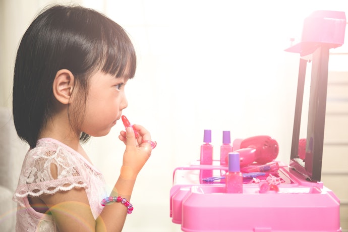 Introduce Pretend Makeup Kits for Young Artists