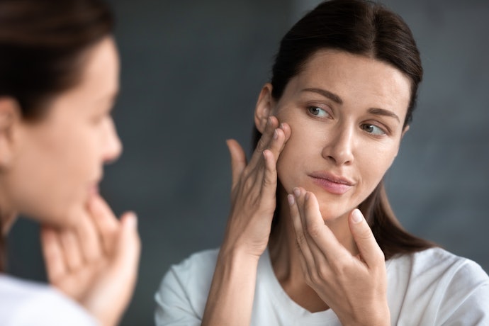 Avoid Alcohol and Look for Moisturizers Like Hyaluronic Acid for Dry Skin
