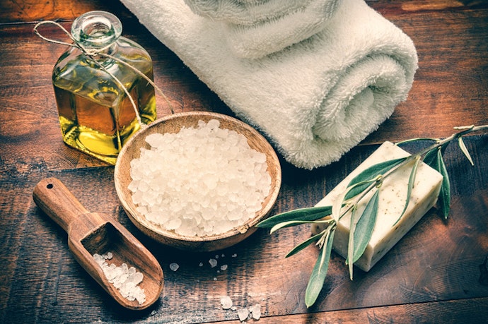 For a Gift That Soothes Muscles and Detoxifies, Choose a Set with Bath Salts